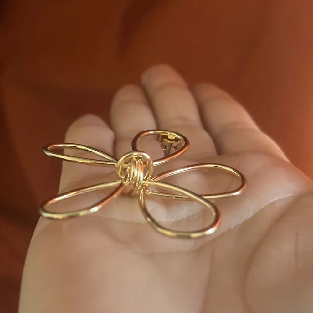 SHASHI Anemone Outline Goldplated Stud Earrings-NWOT - Picture 15 of 15